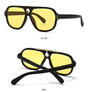 Vintage Sonnenbrille in Schwarz mit gelben Gläsern, Golddetails und einzigartigem Seitenlogo.