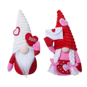 Valentinstag Wichtel Paar Plueschpuppen mit Herz und Liebesbrief Dekoration fuer Party.
