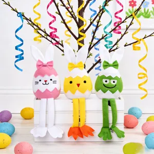Peluche de Pâques lapin poussin grenouille avec longues jambes pour décoration de fête.