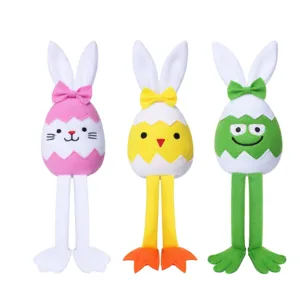 Ensemble de jouets en peluche de Pâques avec lapin, poussin et grenouille pour fête.