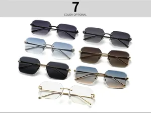 Vue détaillée de lunettes de soleil carrées sans monture avec verres dégradés et branches dorées.