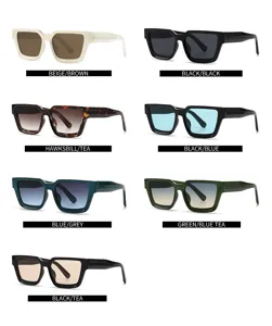 Dettagli in primo piano di occhiali da sole quadrati eleganti in vari colori con motivo marmo.