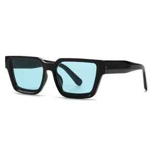 Occhiali da sole quadrati chic con lenti azzurre, design nero spesso e alla moda.
