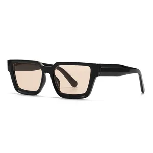 Occhiali da sole quadrati spessi alla moda, montatura nera elegante con lenti marroni chiare.