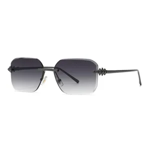 Lunettes de soleil sans monture femme, verres gris dégradés et branches à clous élégants.