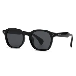 Κλασικά μαύρα γυαλιά ηλίου polarized για άνδρες και γυναίκες με μοντέρνο παχύ σκελετό σχεδιασμό.