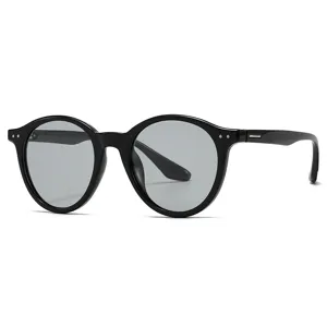 Lunettes de soleil polarisées unisexe à monture ronde noire et anti-UV pour la conduite.
