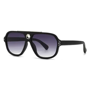 Moderne Retro Oversize Sonnenbrille für Damen und Herren mit Verlaufslinsen und edlem Gestell.