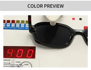 Gafas de sol clásicas con montura cuadrada pequeña negra y pantalla de prueba UV.