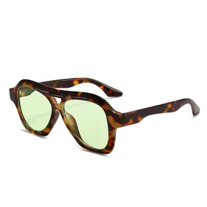 Lunettes de soleil aviateur rétro à double pont monture écaille verres vert clair vue principale