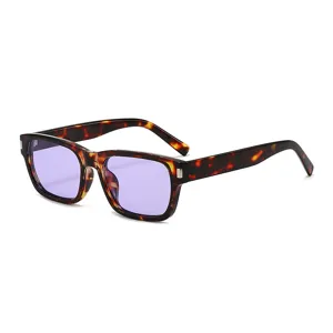 Elegante quadratische Schildpatt Sonnenbrille mit hellvioletten Gläsern und edlen Metallecken.