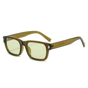 Vintage kleine quadratische Sonnenbrille mit Metallnieten, grüne Gläser für trendigen Streetstyle.