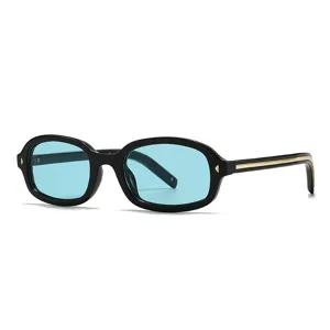 Gafas de sol retro de moda con montura negra y lentes azul claro para proteccion UV.