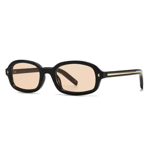 Gafas de sol vintage chic con montura gruesa, lentes tintadas y detalles dorados.
