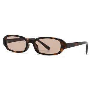 Retro schmale quadratische Schildpatt-Sonnenbrille mit braunen Glaesern, minimalistisch.