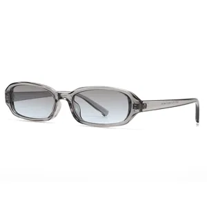 Retror schmale quadratische Sonnenbrille mit grauem Farbverlauf und transparentem Rahmen.