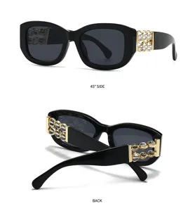 Retro schwarze Sonnenbrille mit luxuriösen kristallbesetzten goldenen Metallbügeln.