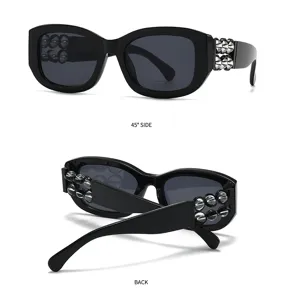 Detailansicht schwarzer Retro-Sonnenbrille mit barocken kristallbesetzten Bügeln und Gläsern.