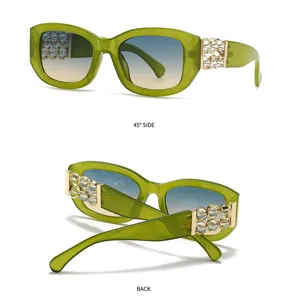 Grüne Barock Vintage Sonnenbrille mit Farbverlauf Gläsern und Kristall Bügeldetails.