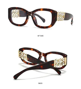 Detaillierte Nahaufnahme der Vintage Schildpatt Modebrille mit Strass Kristall Bügeln.