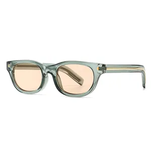 Vintage retro zonnebril met doorzichtig groen montuur en lichte glazen voor stijlvolle dames.