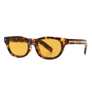 Retro schildpad zonnebril met gele lenzen, stijlvolle vintage ovale montuur voor dames.