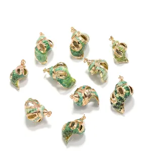 Vue détaillée de pendentifs en coquillage naturel vert avec bords dorés pour bijoux DIY.