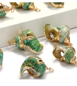 Détail de pendentif en coquillage vert avec bordure dorée galvanisée pour bijoux DIY.