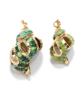 Vue détaillée de pendentifs en coquillage vert électroplaqué avec des bords dorés pour bijoux.