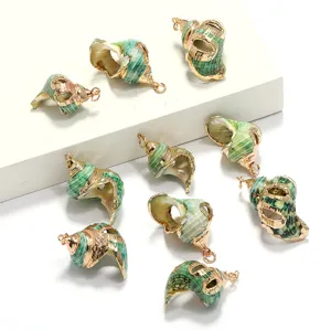 Coquillage électroplaqué coupé bord or pendentif vert accessoires de bijoux détails.