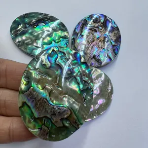 Vue détaillée du pendentif en coquille d'ormeau colorée, nacre irisée pour bijoux faits main.