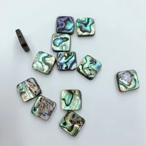 Detailansicht quadratischer Perlen aus natürlicher Abalone für DIY-Schmuck und Ringinlays.