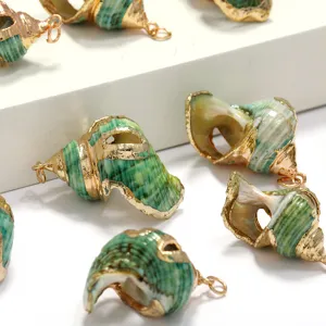 Pendentifs en coquillage vert naturel avec bords dorés galvanisés pour la fabrication de bijoux.