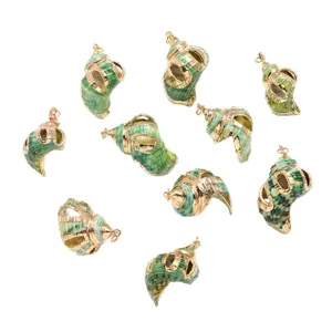 Pendentifs coquillage vert bordure dorée, breloques bijoux escargot galvanisés DIY.