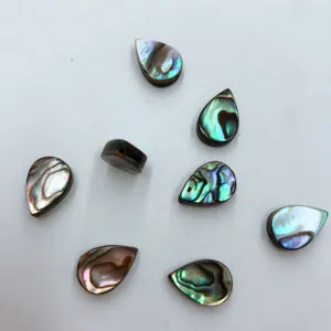 Detailansicht von natürlichen Abalone Muschel Tropfen Cabochons für Schmuckdesign.
