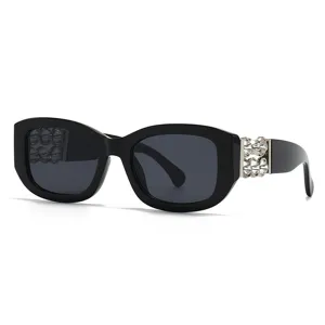 Baroque Stil Retro schwarze Sonnenbrille mit verzierten Metallkristall Bügeln.