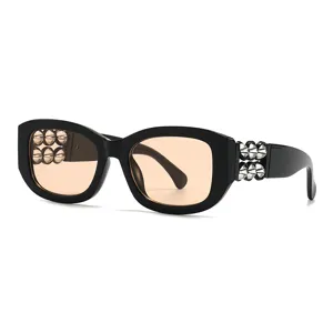 Schicke Barock-Sonnenbrille mit schwarzem Gestell, trendigem Retro-Design und Nieten.