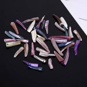 Accessoires de pendentif de charmes de bijoux DIY en forme de corne de coquillage naturel.