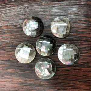 Vue detaillee d'accessoires decoratifs en mosaique de coquillage abalone ronds faits a la main.