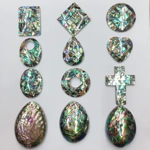 Détails de pendentifs en mosaïque de coquille d'ormeau colorée aux formes géométriques variées.
