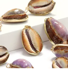 Pendentifs coquillages style océan avec bords dorés, accessoires pour bijoux DIY.