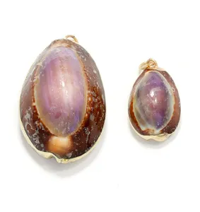 Pendentifs en coquillage cauris naturel avec bordure dorée, parfaits pour les bijoux DIY.