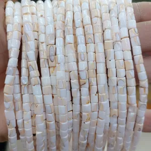 Nahaufnahme Detail von weißen Muschel Zwischenperlen Strängen für DIY Schmuckherstellung Basteln.