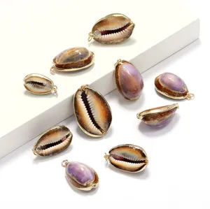 Détails de pendentifs coquillage conque naturels dorés, accessoires DIY élégants.