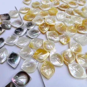 Perles de nacre naturelle sculptées en feuille 10x14mm pour accessoires de bijoux DIY.