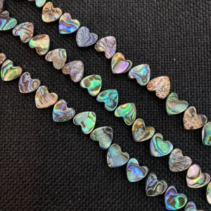 Nahaufnahme von bunten Herzmuschel Perlen aus natürlichem Abalone für DIY Schmuck.