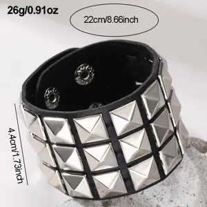 Punk breites schwarzes Lederarmband mit funkelnden silbernen quadratischen Pyramiden-Nieten.