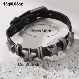 Punky schwarzes Lederarmband mit metallischen Stern-Charms und Schnalle, Detailansicht.