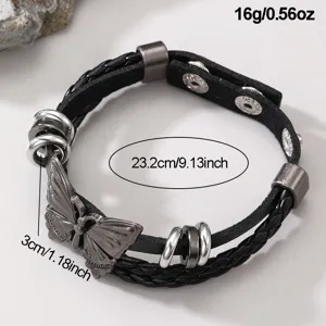 Nahaufnahme des geflochtenen schwarzen Lederarmbands mit dem schönen Schmetterlingsanhänger.