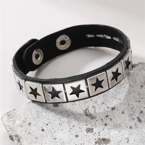 Punk Stil schwarzes Lederarmband mit metallischen Quadratplatten und Sternausschnitten Unisex.